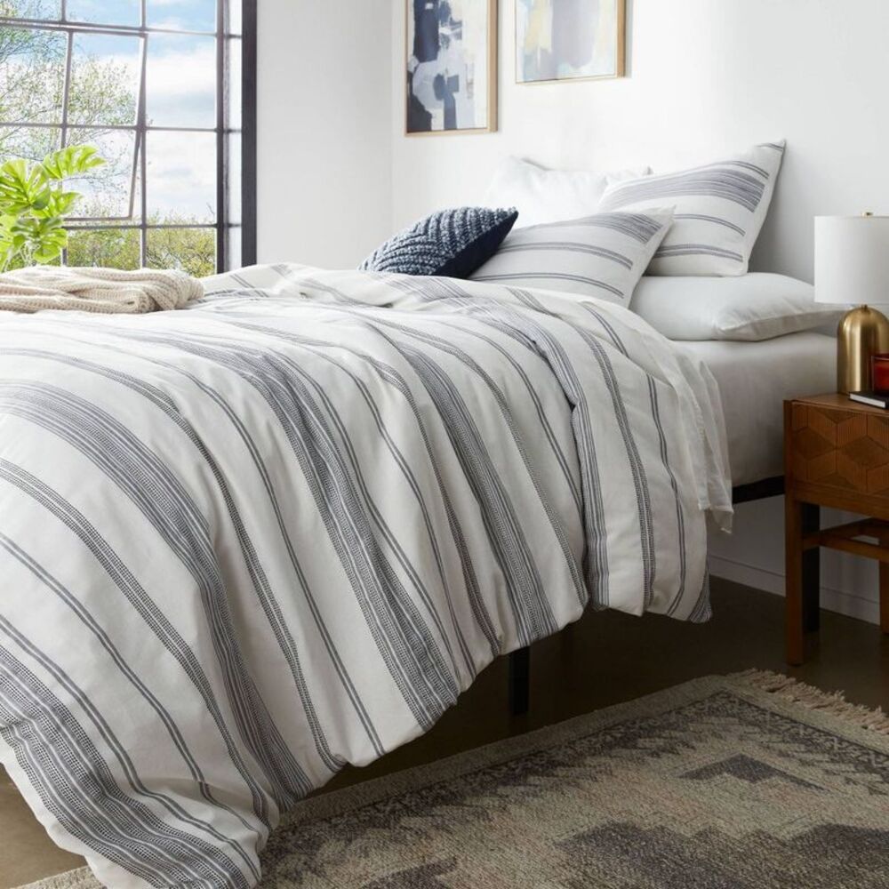 Twin/Twin XL Woven Stripe Cotton Duvet Cover Set - White/Navy